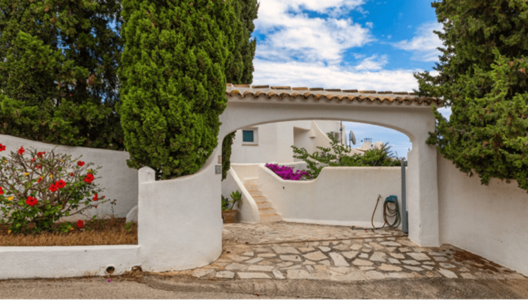 Entrada a la vivienda rodeada de naturaleza