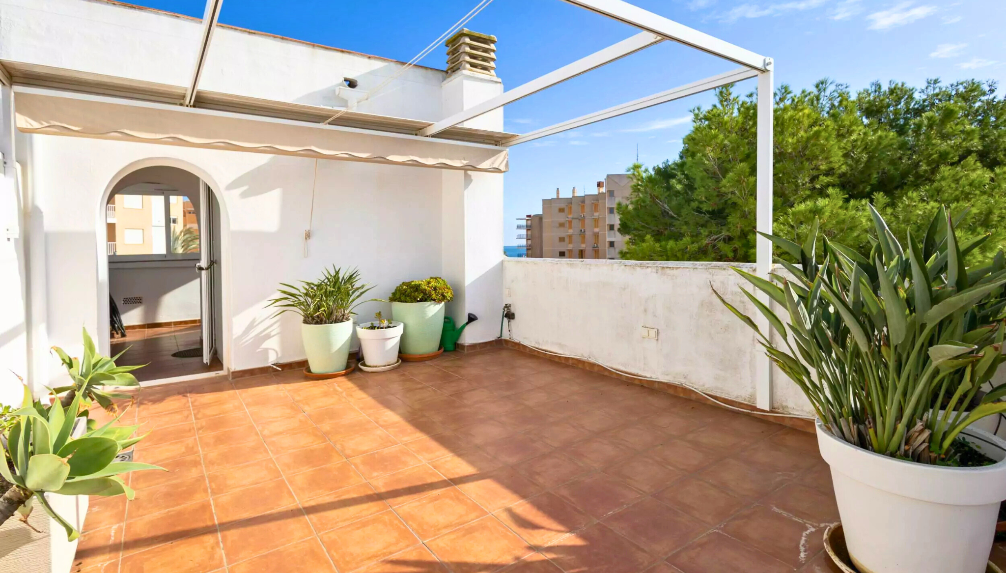 Este apartamento dispone de terrazas amplias con vistas al mar de Jávea