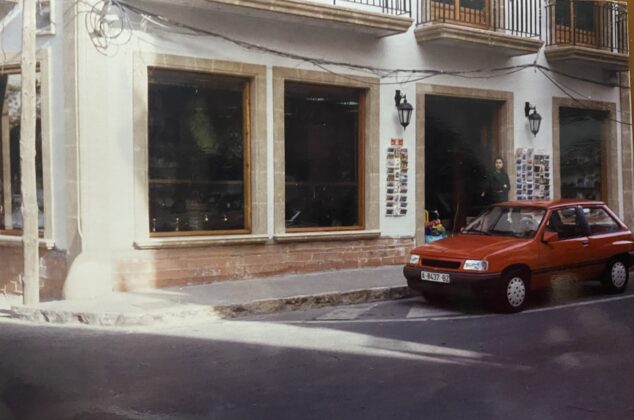 Imagen: Fachada del nuevo edificio y nueva tienda 'Regalos Bolufer' en la Ronda Norte. Años 90 | Foto archivo de Cristóbal Bolufer Buigues