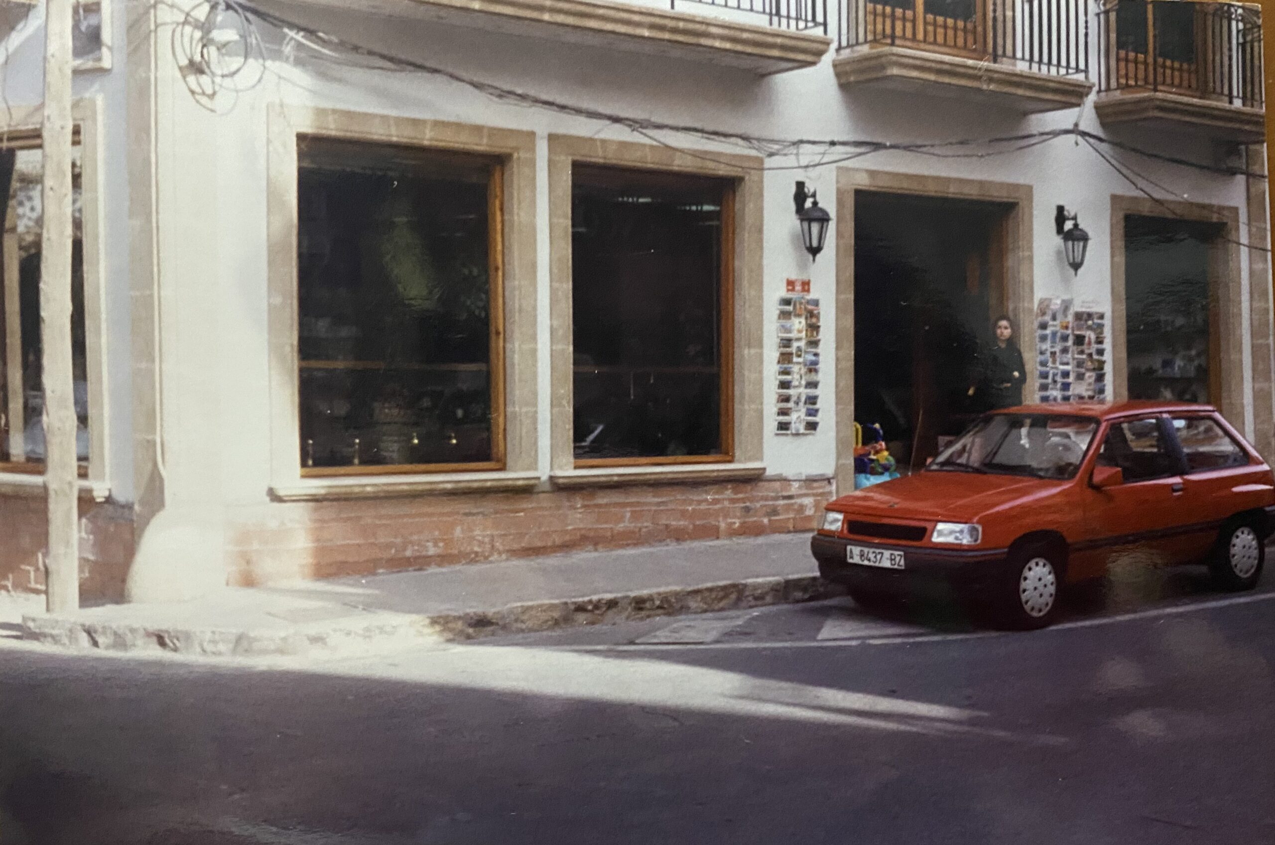 Fachada del nuevo edificio y nueva tienda ‘Regalos Bolufer’ en la Ronda Norte. Años 90 | Foto archivo de Cristóbal Bolufer Buigues