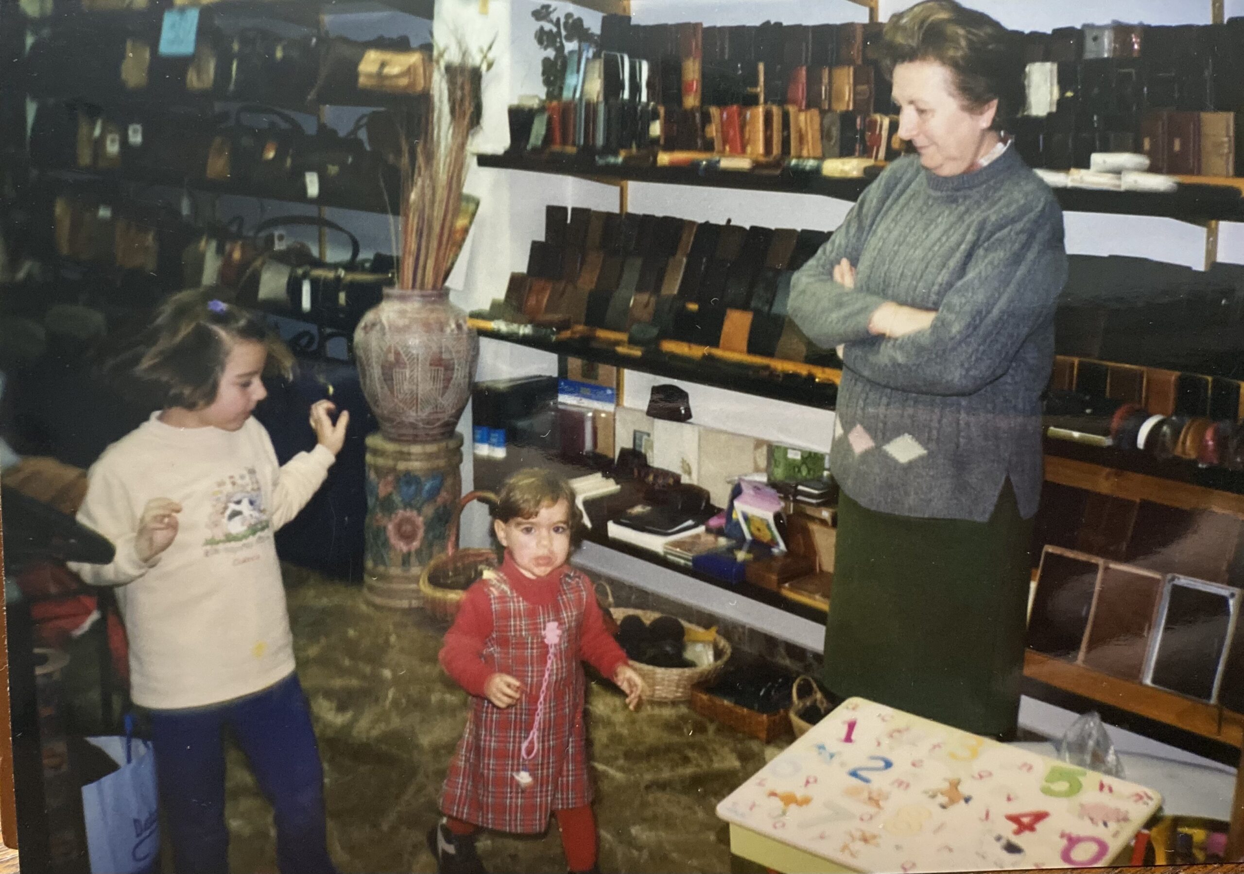 Paquita junto a dos de sus nietas en la nueva tienda “Regalos Bolufer”. Años 90.  Foto Archivo de Cristóbal Bolufer Buigues