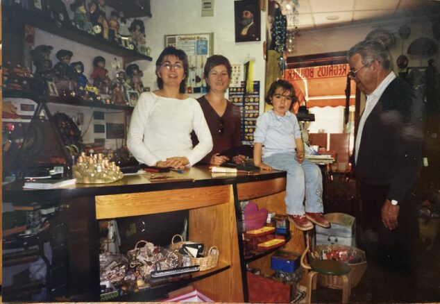 Imagen: Kika, Ana y Cristóbal con una de sus nietas en la nueva tienda “Regalos Bolufer”. Años 90 | Foto Archivo de Cristóbal Bolufer Buigues