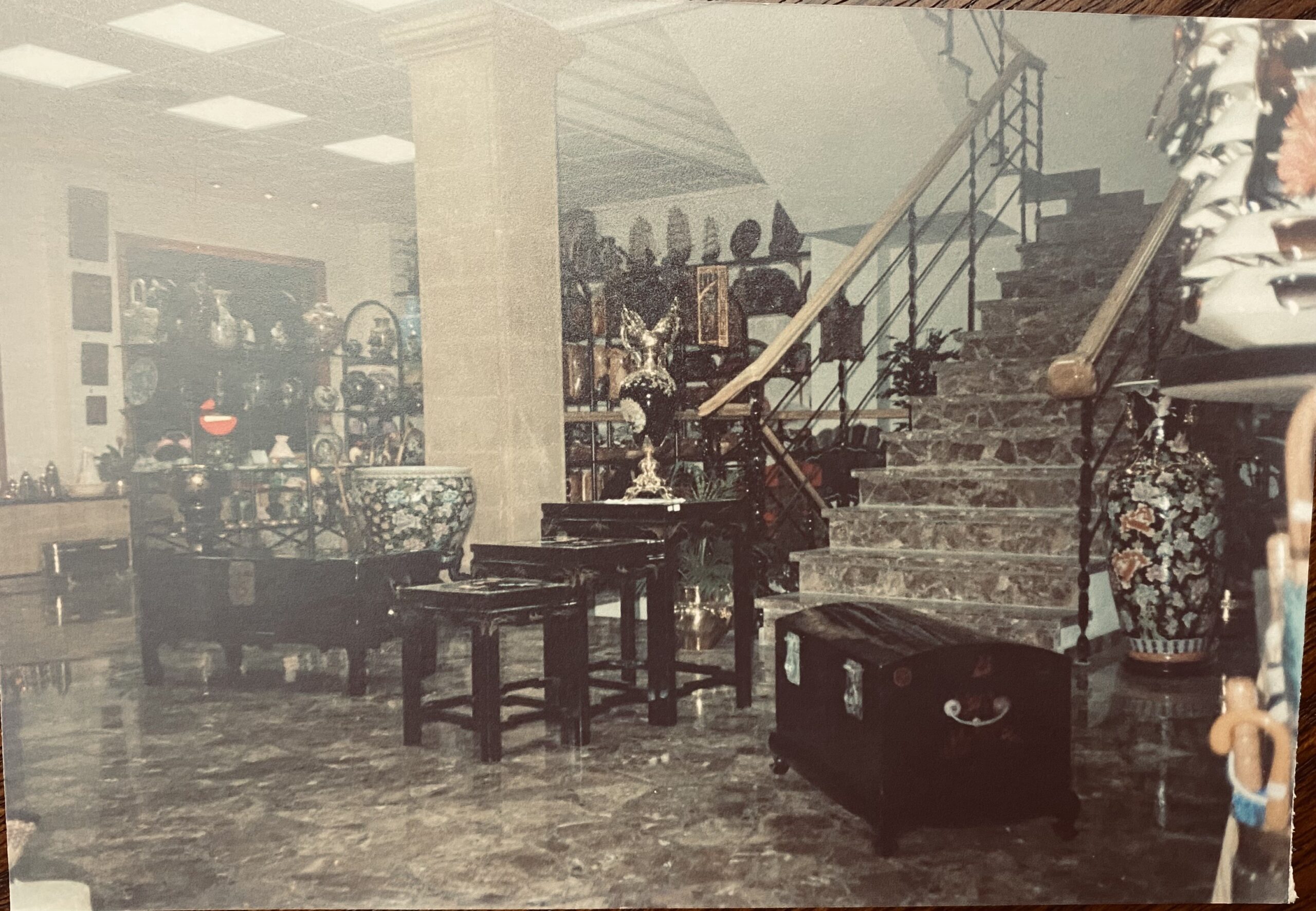 Planta principal y escalera de acceso a la segunda planta de la nueva tienda “Regalos Bolufer”. Años 90. Foto Archivo de Cristóbal Bolufer Buigues