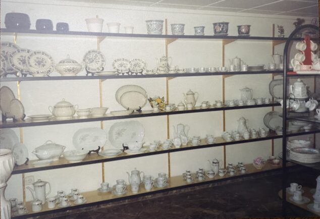 Imagen: Zona de las listas de boda en la nueva tienda “Regalos Bolufer”. Años 90 | Foto Archivo de Cristóbal Bolufer Buigues