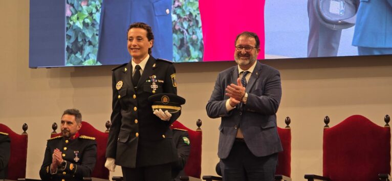 Jeannine Cantó recogiendo el premio