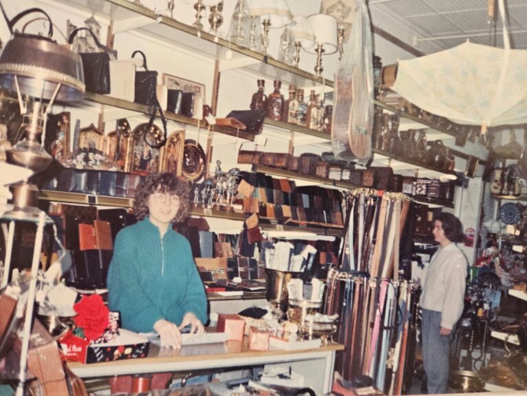 Kika y Ana en el mostrador y zona de los artículos de piel en la antigua tienda de Souvenirs Bolufer. Años 80 | Foto Archivo de Cristóbal Bolufer Buigues