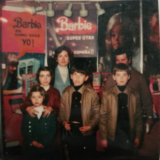 Imagen: La familia Bolufer-Ribes al completo. Cristóbal, Paquita, Toni, Kika, Mateo y Ana. Año 1977 | Foto Archivo de Cristóbal Bolufer Buigues