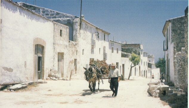 Imagen: La Muralla de Baix, hombre con carro.