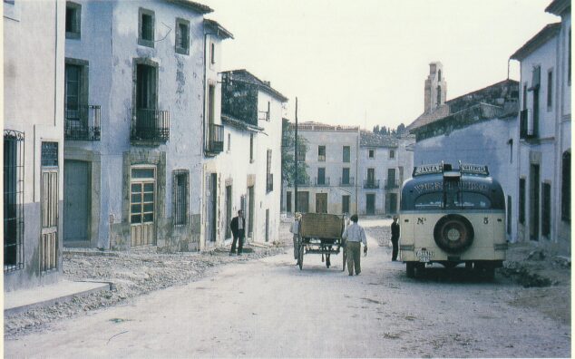 Imagen: La muralla de dalt, carro y autobús de Venturo. Xàbia en 1958