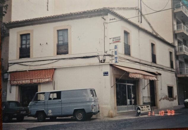 Imagen: Primera tienda de Souvenirs Bolufer en la Ronda Norte. 1989 | Foto archivo de Cristóbal Bolufer Buigues