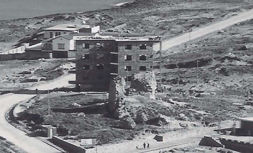 Ruinas del castillo de San Martín de Xàbia junto a la construcción de edificios