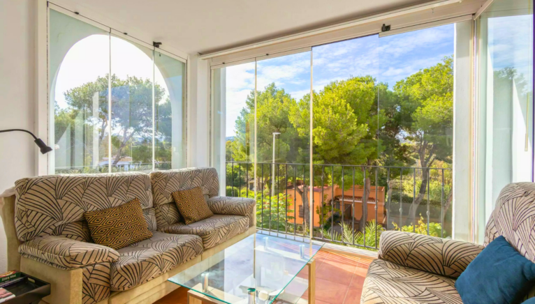 Sala de estar relajante con vistas a la naturaleza mediterránea