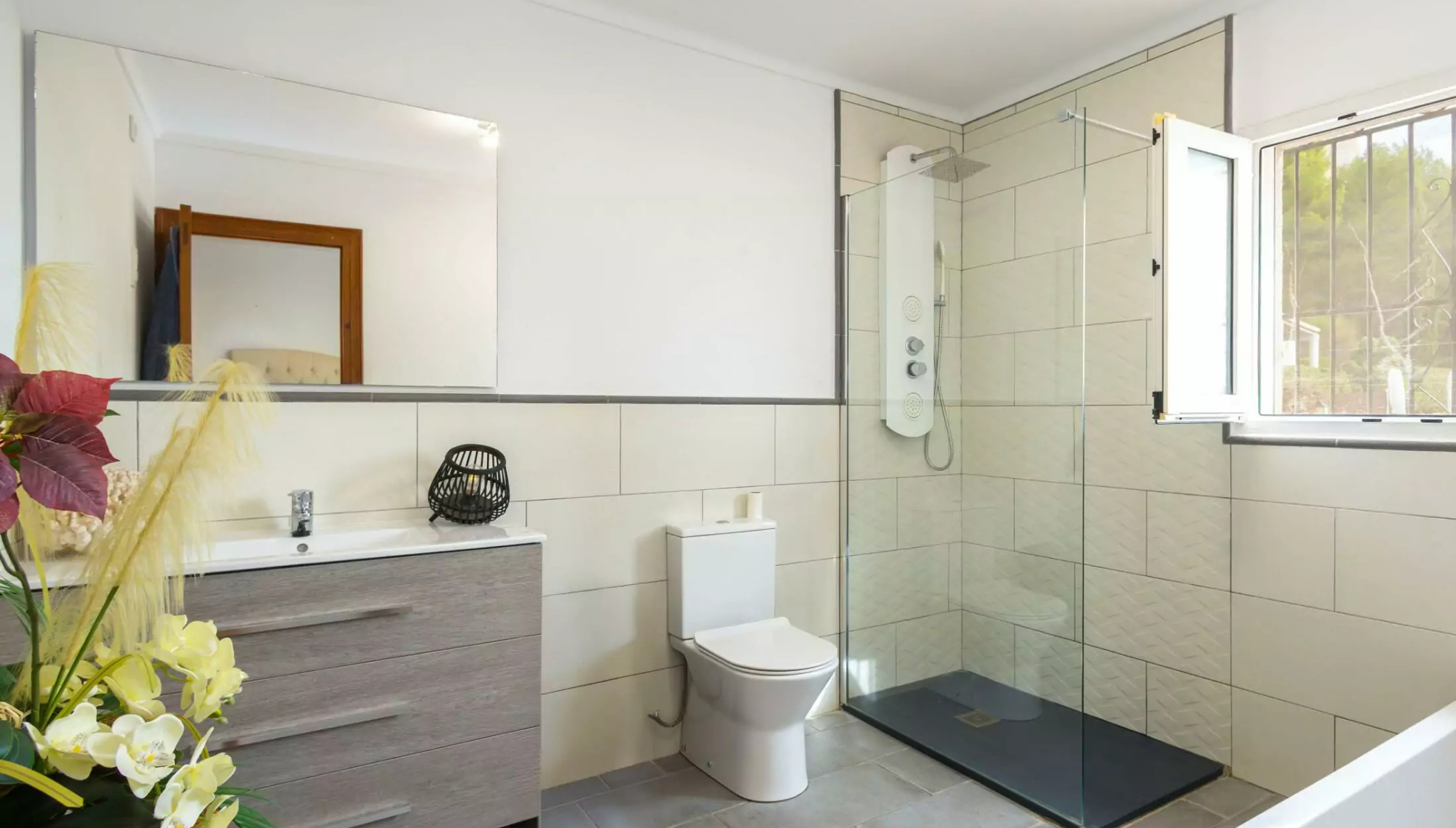 Segundo baño con acabados modernos y detalles funcionales