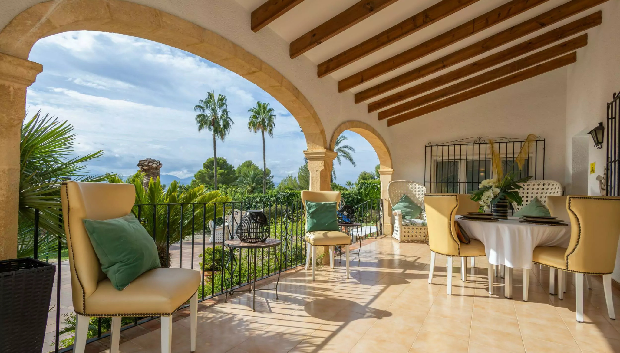 Terraza cubierta con arcos de piedra y vistas al Montgó