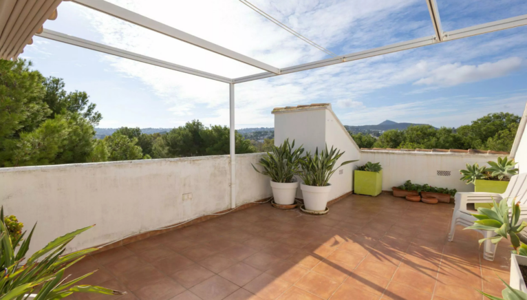 Terraza privada con vistas panorámicas al mar y al valle