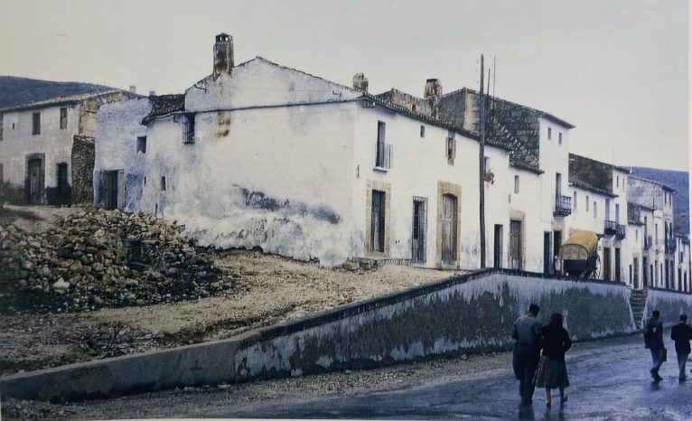 Una casa del margen del Raval de la Mar,  derrumbada por la lluvia de L’Aiguà de 1957 | Foto Arxiu Municipal de Xàbia