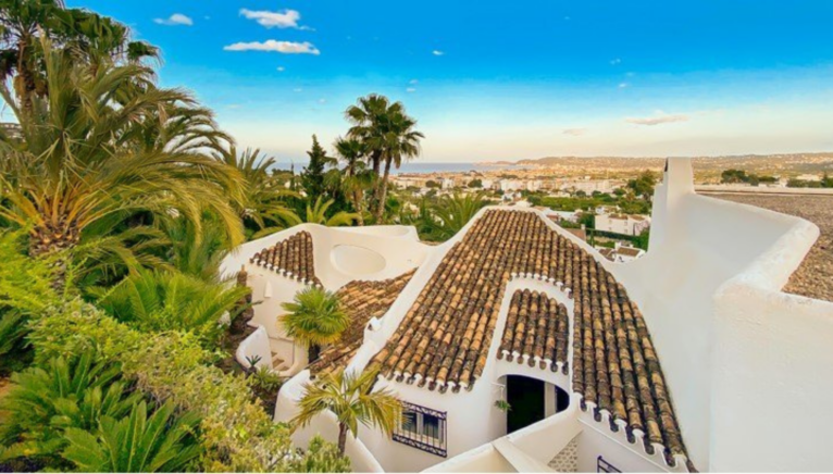 VIlla de estilo ibicenco frente a la Bahía de Xàbia