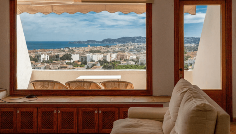 Vistas al mar desde el salón de esta villa