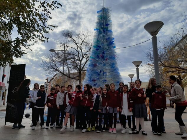 Imagen: Alumnos del Colegio María Inmaculada junto al Eco-Árbol