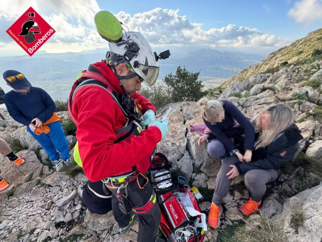 Imagen: Atención a la senderista en el Montgó