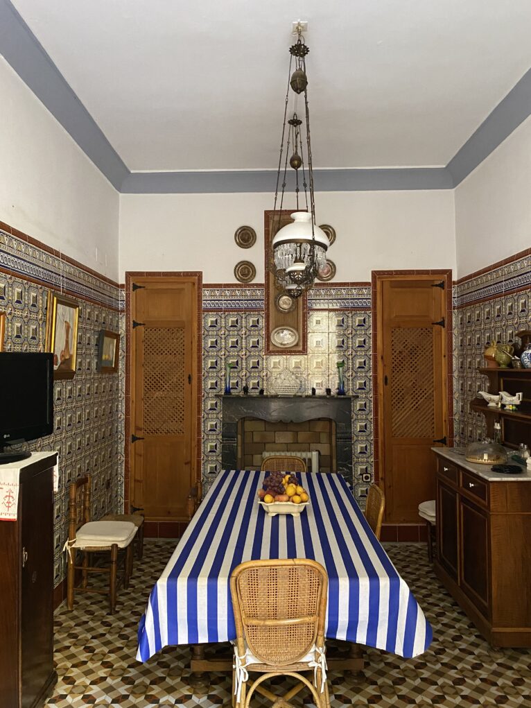 Comedor de las tertulias en la Casa de los Cruañes del Carrer En Grenyó. (Archivo Particular)