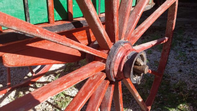 Imagen: Cubo de las ruedas y radios de un carro de Bou