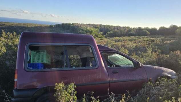 Imagen: Destrozan un vehículo abandonado en la carretera de las Planas