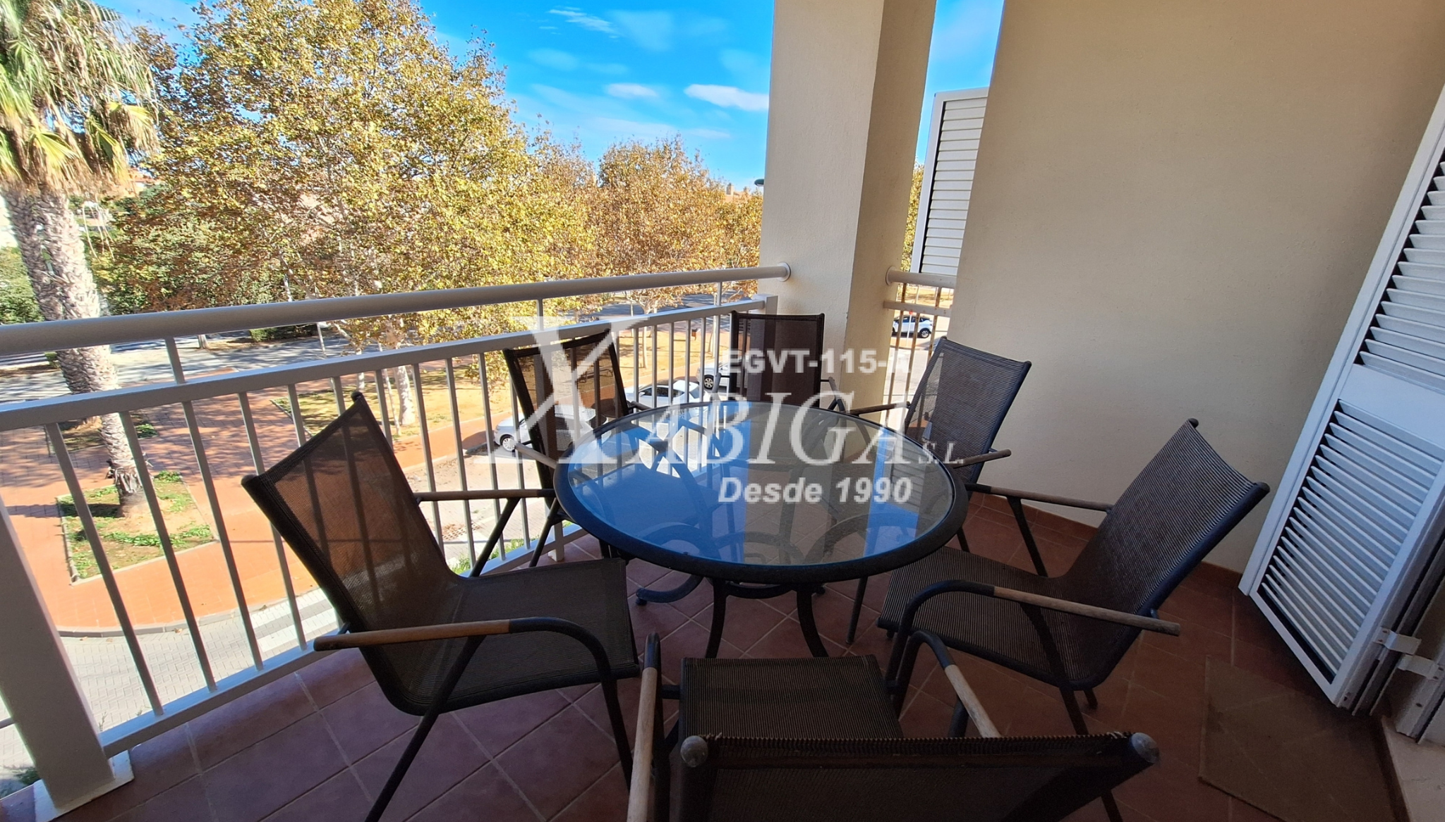 Disfruta de vistas abiertas a la montaña y de la brisa marina desde esta acogedora terraza cubierta