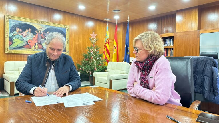 Firma de Toni Marí y la alcaldesa Rosa Cardona de la donación de la obra