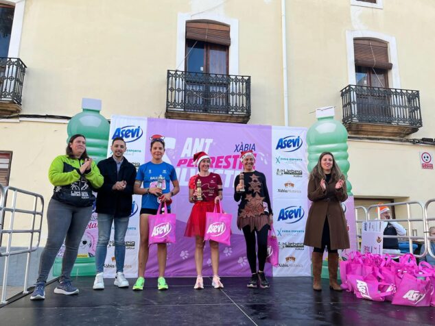 Imagen: Ganadores categoría femenina sin perro en la San Silvestre Perrestre Xàbia 2024