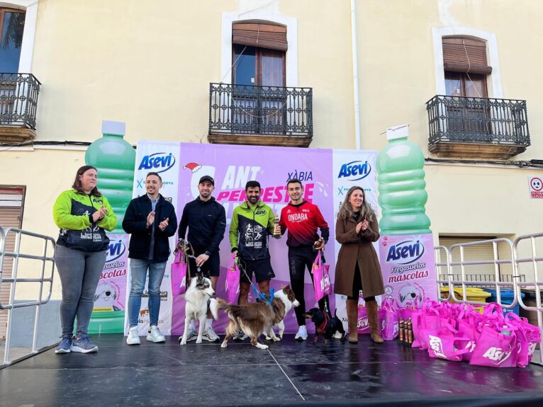 Ganadores con perro San Silvestre Perrestre Xàbia 2024 - Tres primeros en categoría masculina