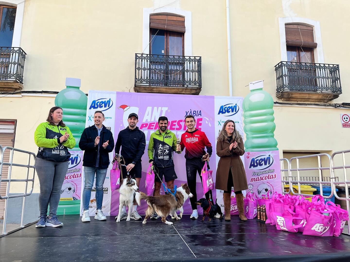 Ganadores con perro San Silvestre Perrestre Xàbia 2024 – Tres primeros en categoría masculina