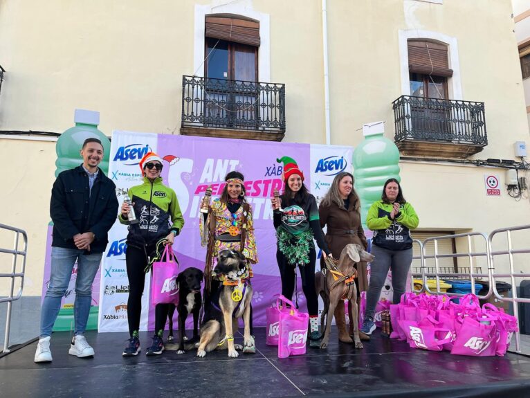 Ganadores con perro  en laSan Silvestre Perrestre Xàbia 2024 - categoría femenina