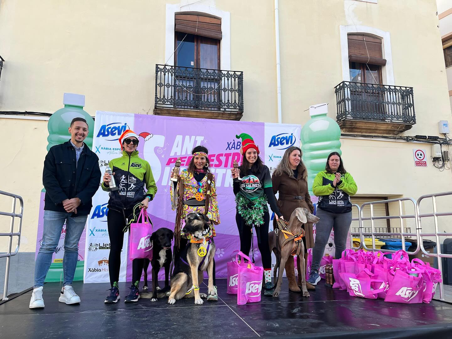 Ganadores con perro  en laSan Silvestre Perrestre Xàbia 2024 – categoría femenina