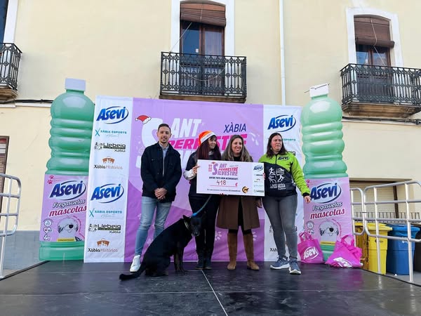 Imagen: Entrega del cheque a APASA en la  San Silvestre Perrestre Xàbia 2024