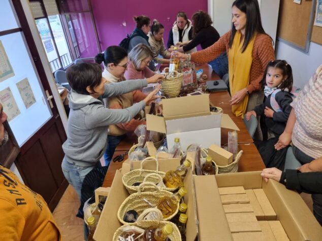 Imagen: Miembros de las dos AFA's preparando las cestas solidarias de Navidad