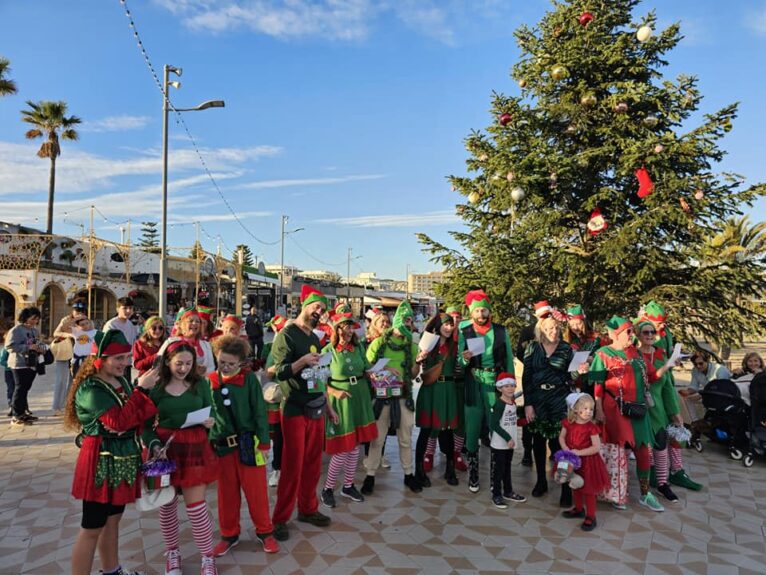 Los equipos de elfos durante la carrera de recaudación solidaria