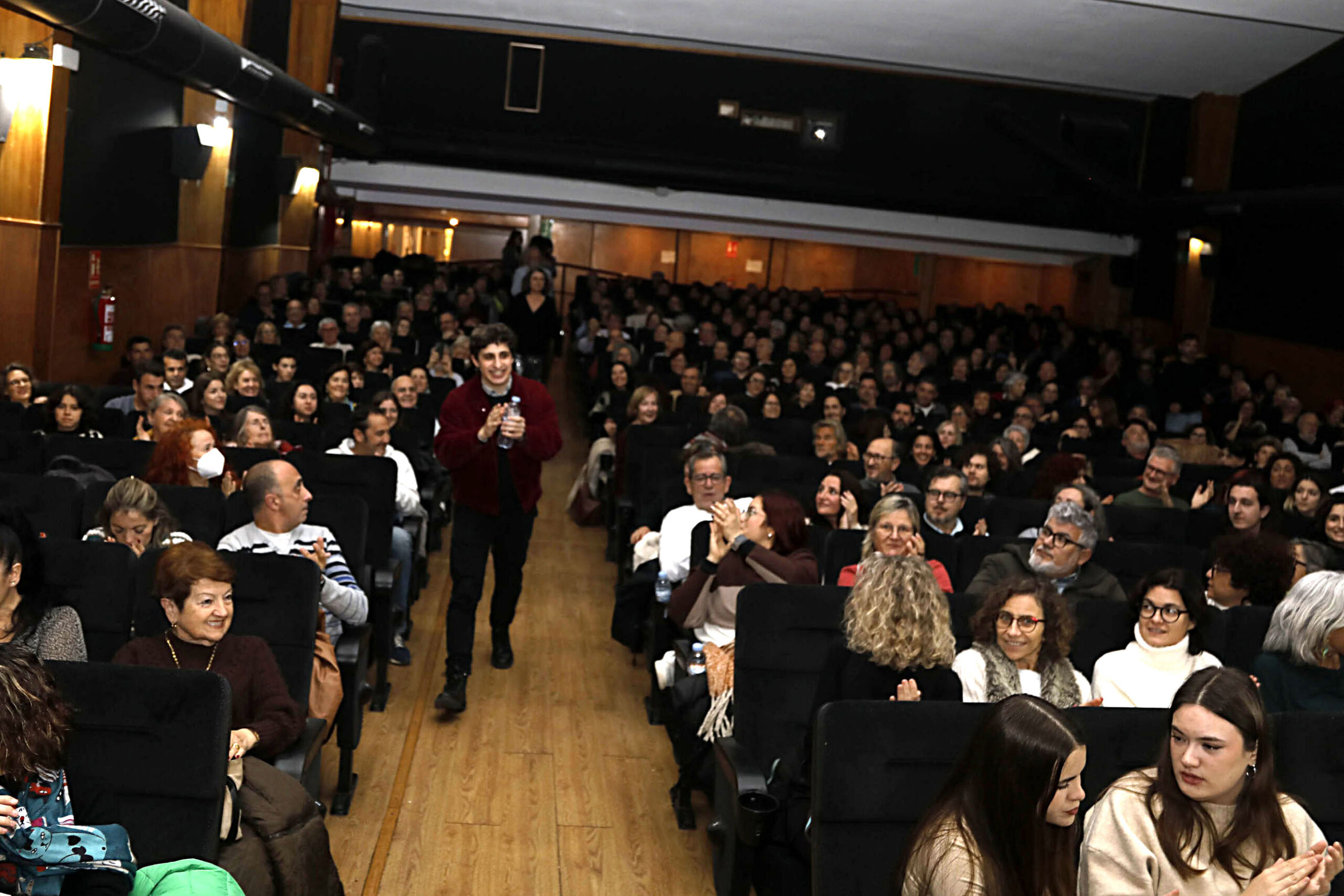 Público asistente al coloquio de Óscar Lasarte en el Cine Jayan de Xàbia