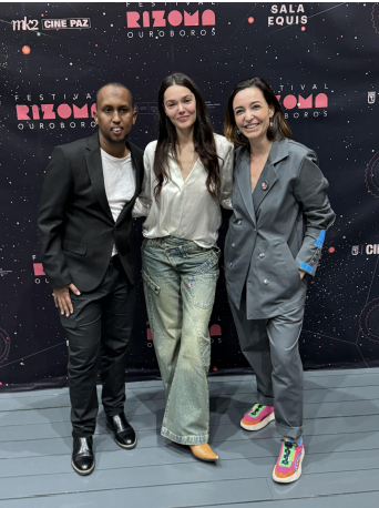 Paula Palacios y Ali Ahmed Warsame junto a la actriz Ana Rujas en la entrega del Premio