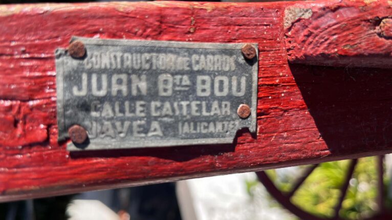 Placa de construcción del carro de Juan Bta. Bou. Marca de identidad