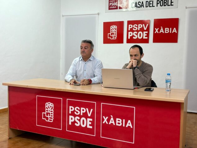 Imagen: Los socialistas, Vicent Miralles y José Chulvi en la rueda de prensa