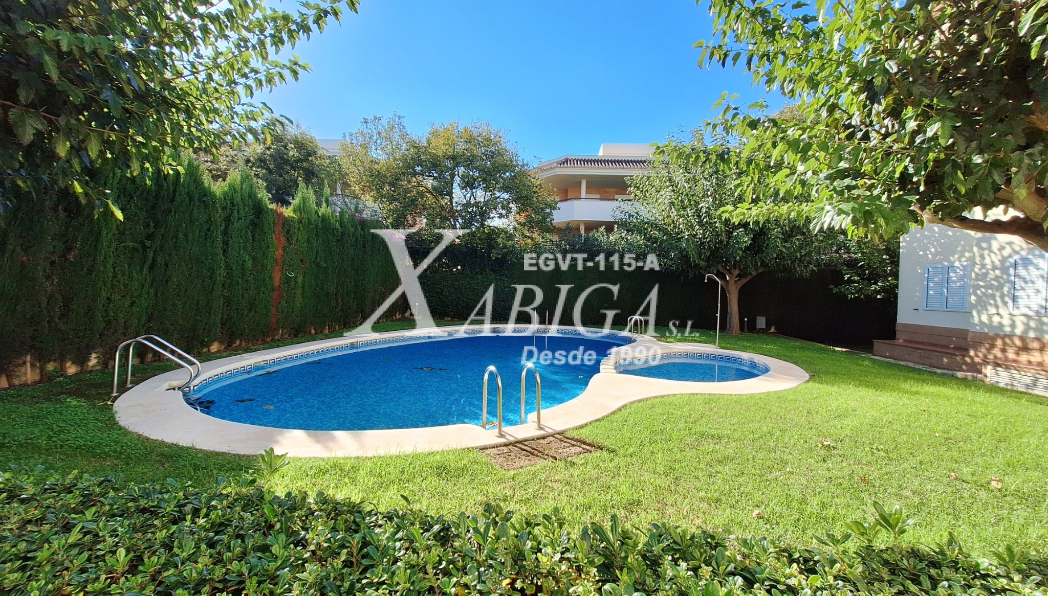 Refrescate en la piscina comunitaria, rodeada de un cuidado jardín, perfecta para los días calurosos