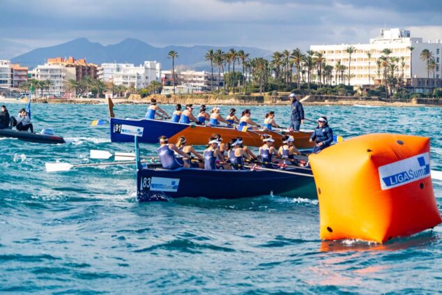 Imagen: Regatas de remo en la bahía de Xàbia