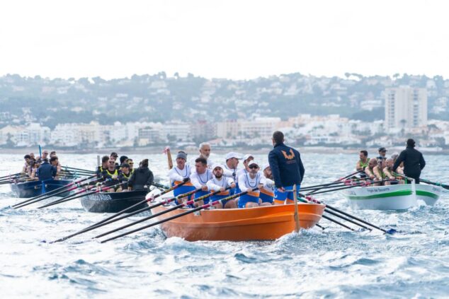 Imagen: Regatas de remo en la bahía de Xàbia