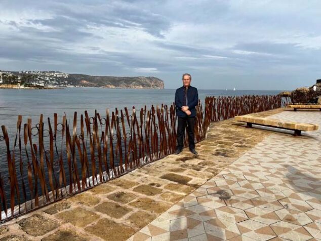 Imagen: Toni Marí junto a la obra instalada en el Arenal