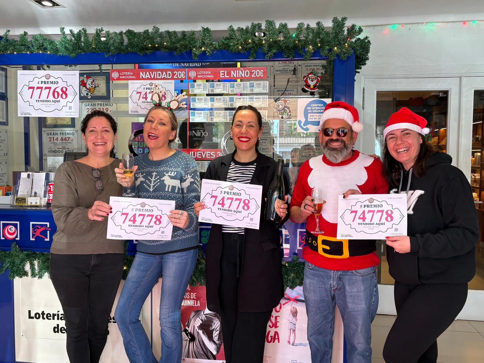 Trabajadores de la administración celebrando el premio