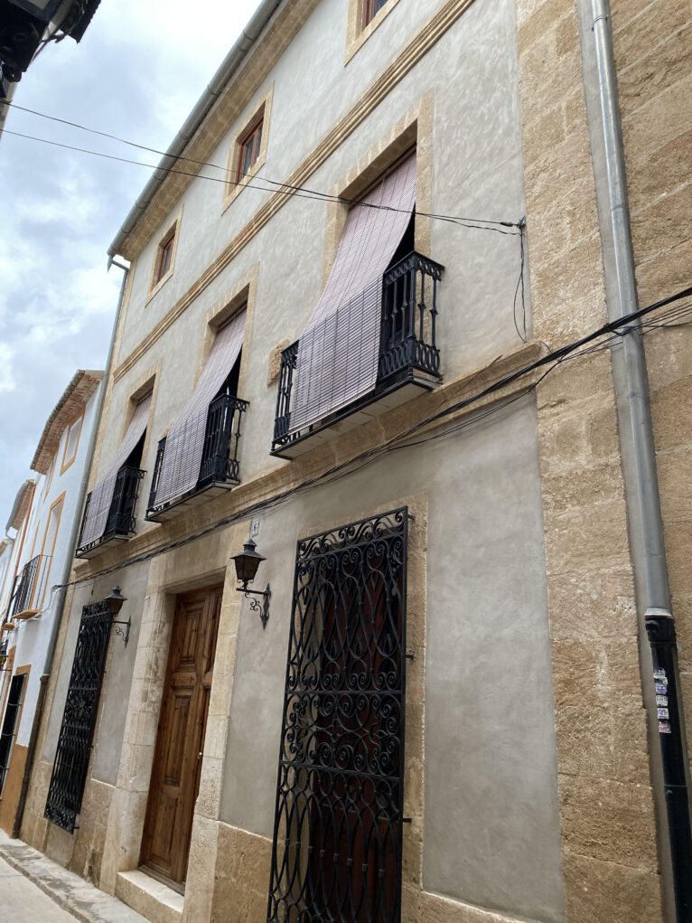 Otra perspectiva de la Casa de los Cruañes en el Carrer En Grenyó