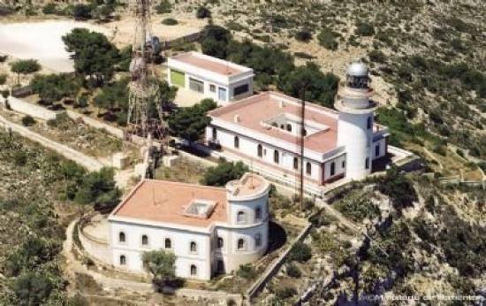 Imagen: Faro del Cabo San Antonio y la estación electro-semafórica de Xàbia