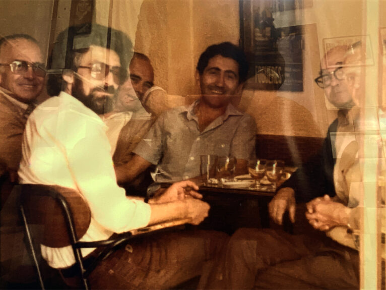 Vicente Segarra Pérez junto a familiares y amigos en El Bar La Cova de la Calle Reina Regente. Años 80 | Foto Vicente Segarra Gavilá