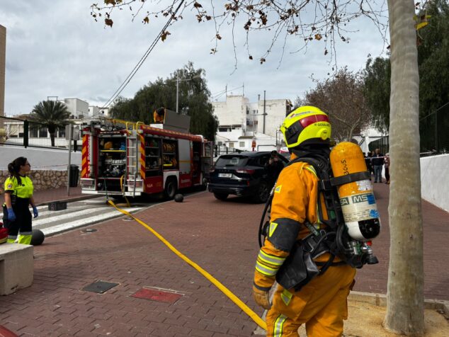 Imagen: Actuación en el incendio de la caldera del colegio Mediterrànea de Xàbia